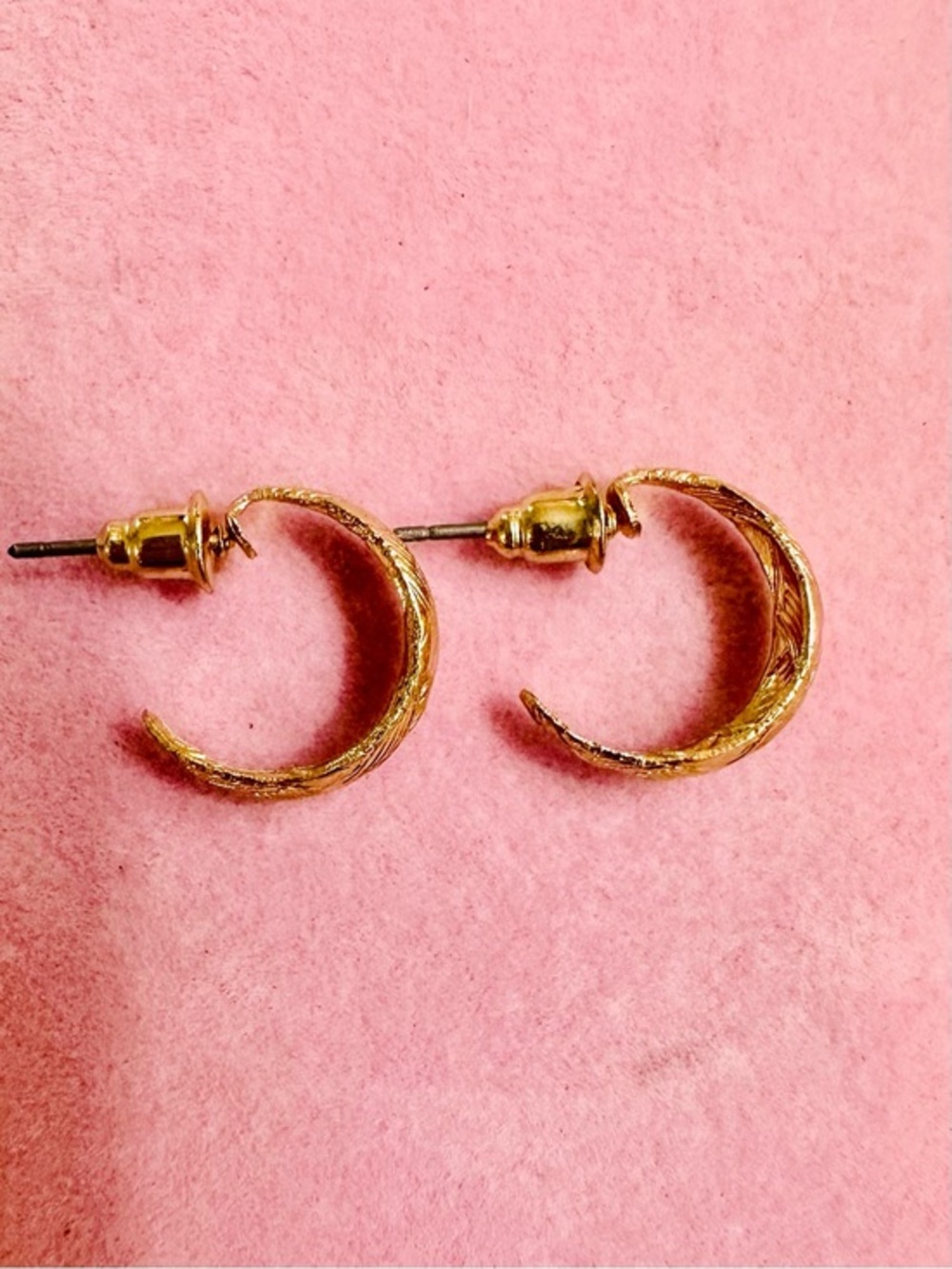 NWT Gold Tone Textured Hoop Earrings Vintage Inspired Etched Half Hoops